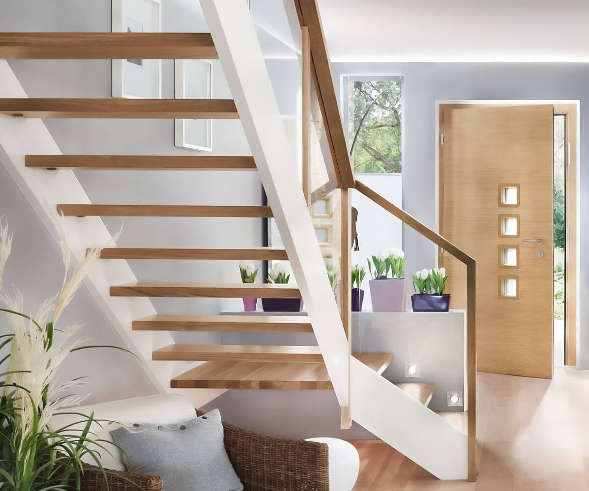Technische Ausstattung von SYSTEM MASSIVHAUS - Offene Treppe in hellem Flurbereich