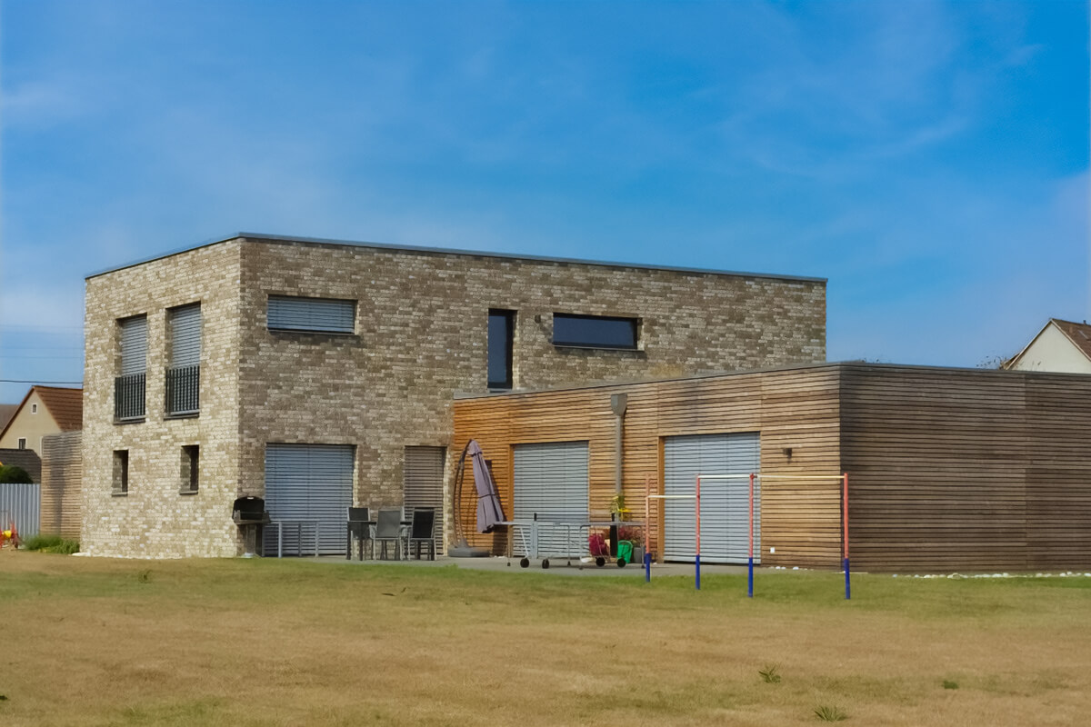 Architektenhaus von SYSTEM MASSIVHAUS mit Flachdach