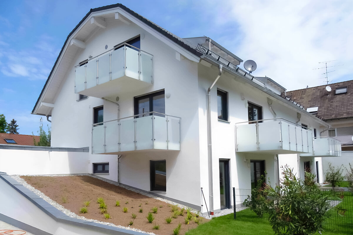 Mehrfamilienhaus von SYSTEM MASSIVHAUS mit Mansarddach mit Keller