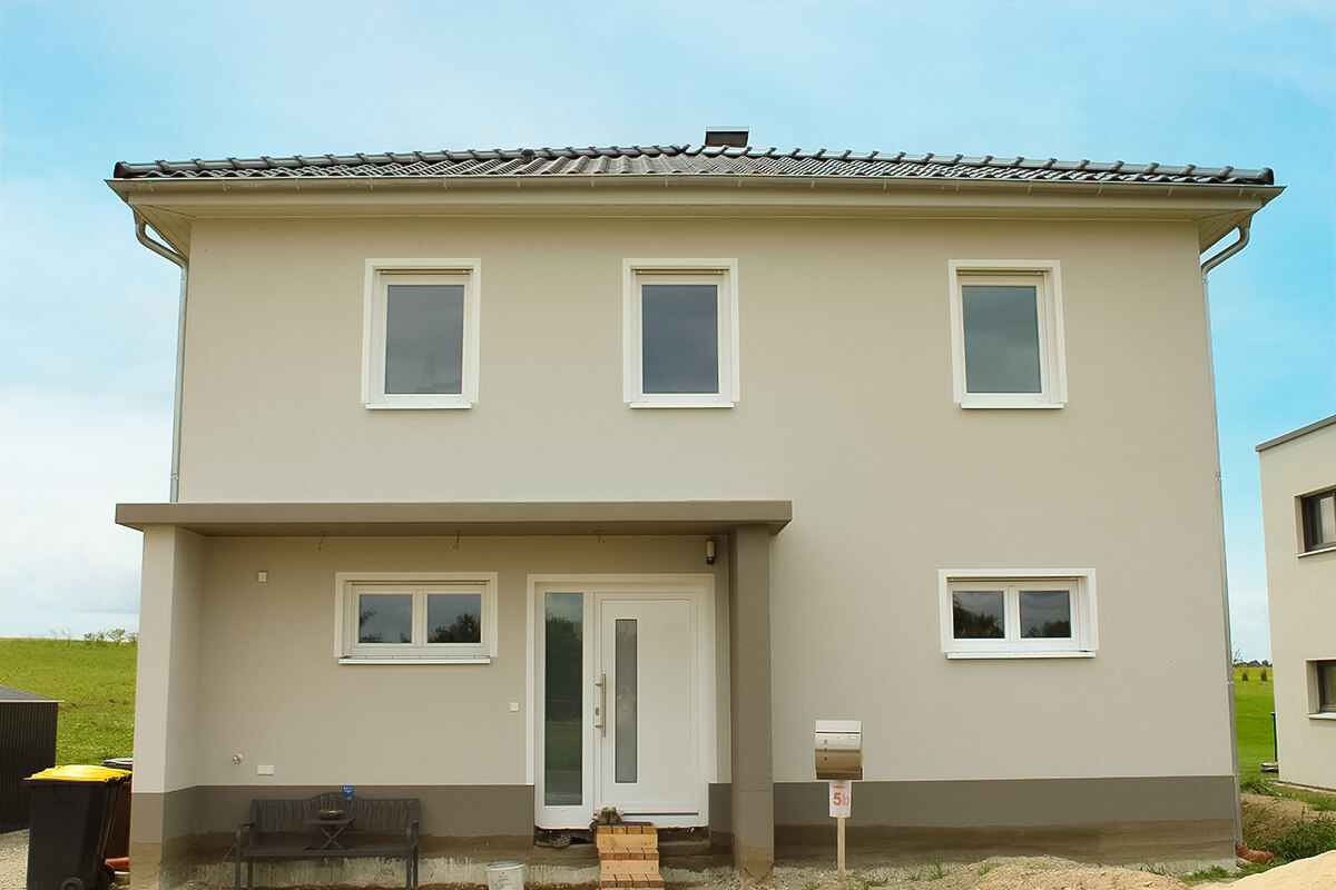 Stadtvilla von SYSTEM MASSIVHAUS mit Walmdach