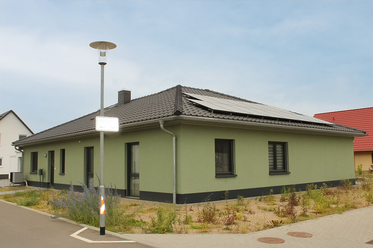 Bungalow von SYSTEM MASSIVHAUS mit Walmdach