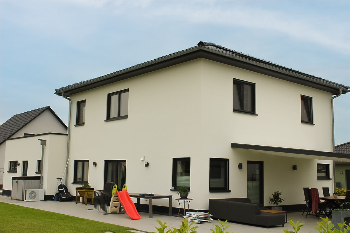 Stadtvilla von SYSTEM MASSIVHAUS mit Walmdach