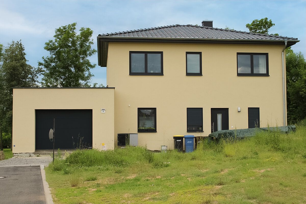 Stadtvilla von SYSTEM MASSIVHAUS mit Walmdach